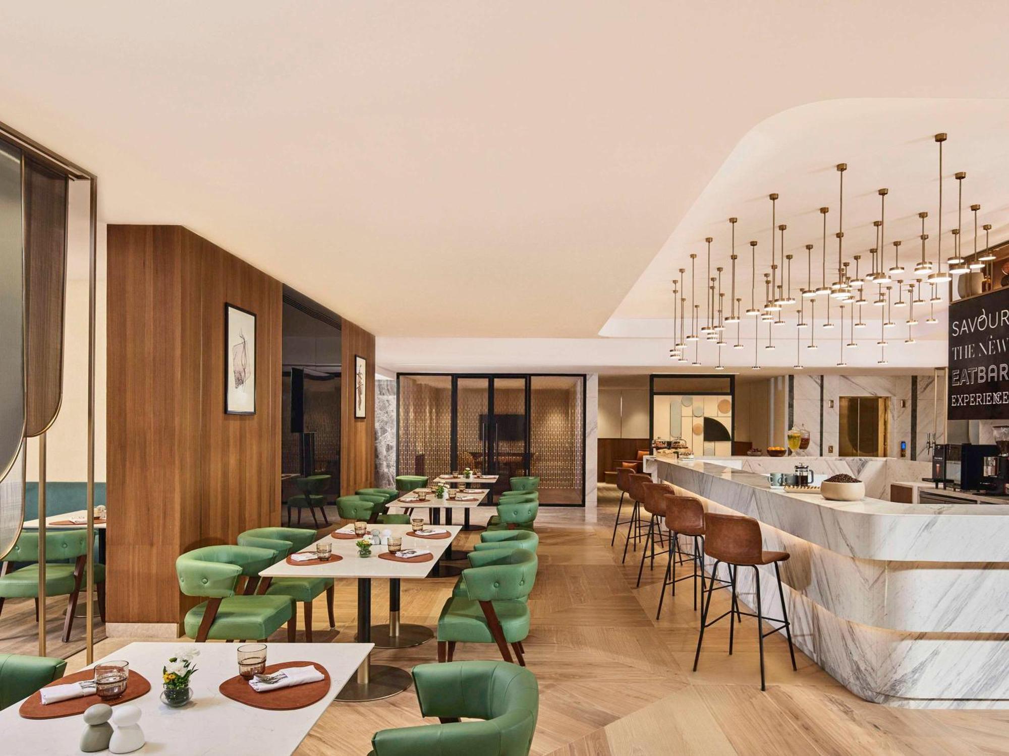 Novotel Mumbai International Airport Bagian luar foto The Lounge at London Heathrow Airport