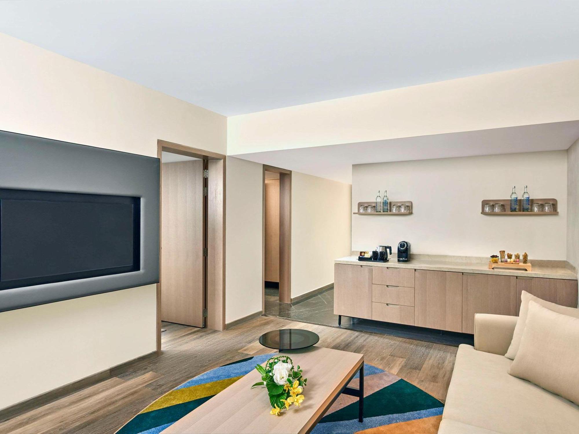 Novotel Mumbai International Airport Bagian luar foto A suite at the hotel
