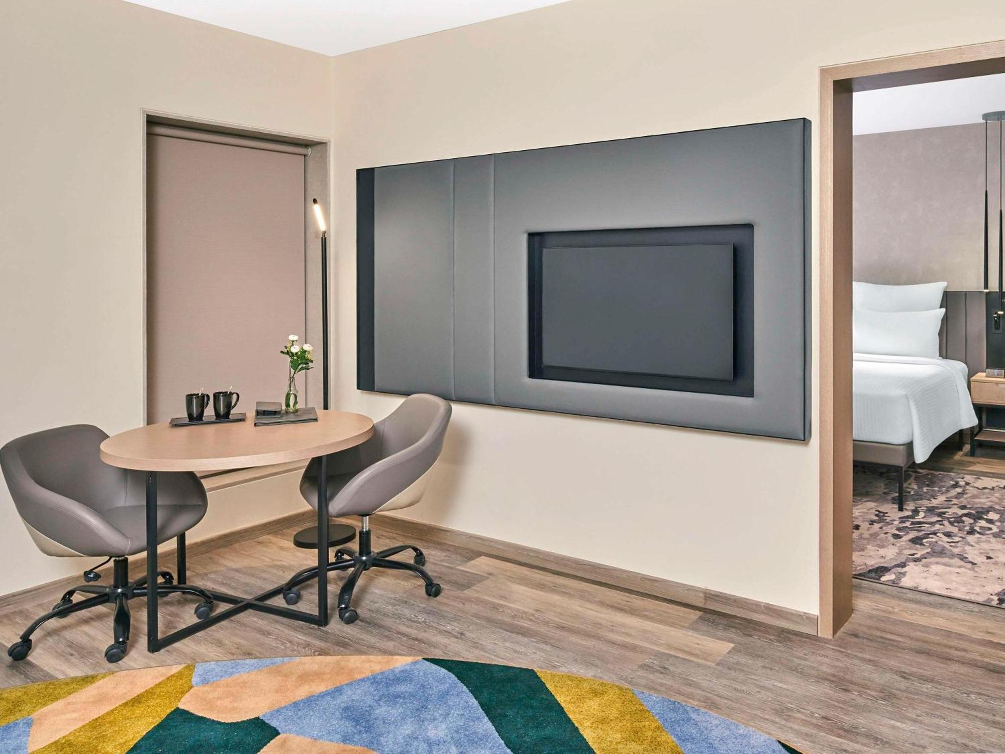 Novotel Mumbai International Airport Bagian luar foto A room at the hotel