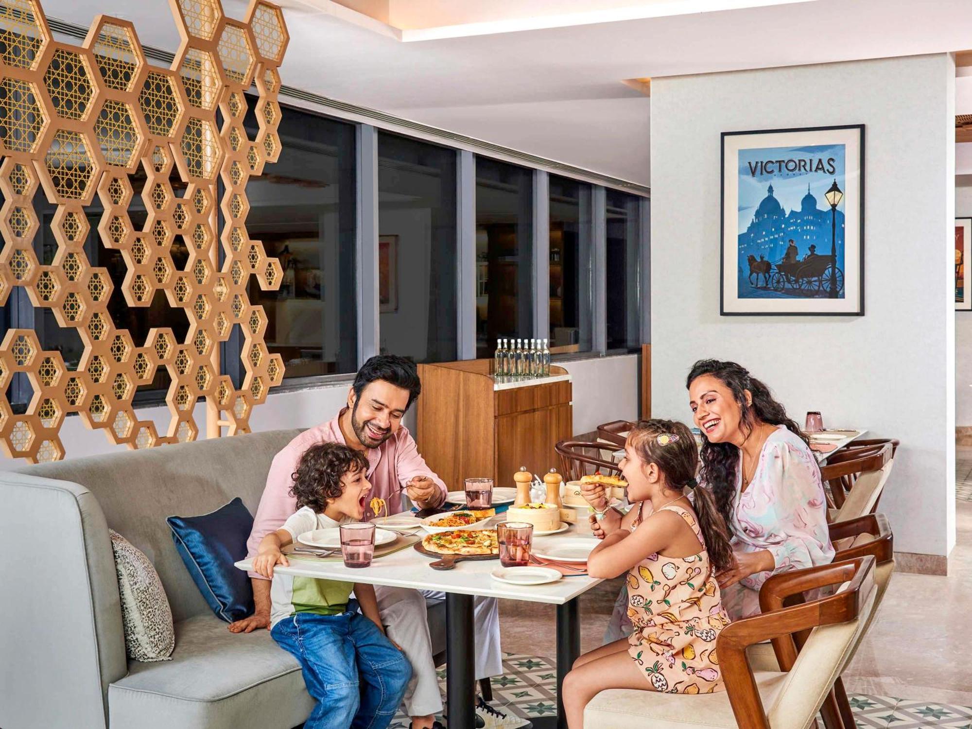 Novotel Mumbai International Airport Bagian luar foto Family dining at the hotel