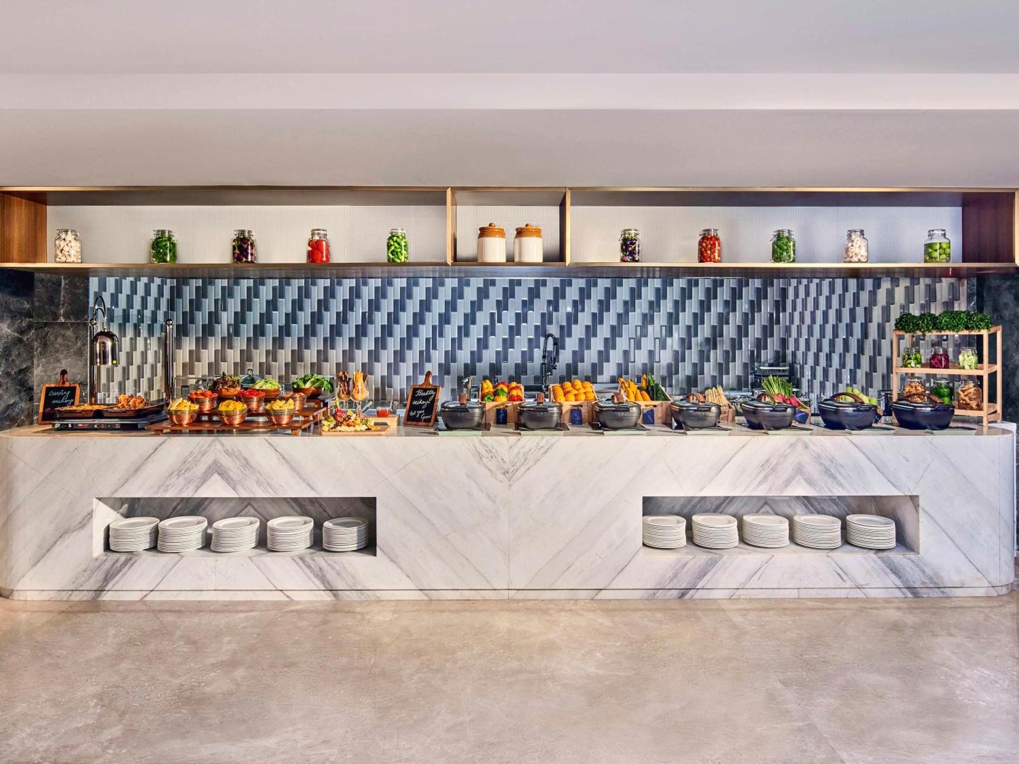 Novotel Mumbai International Airport Bagian luar foto The buffet at the hotel
