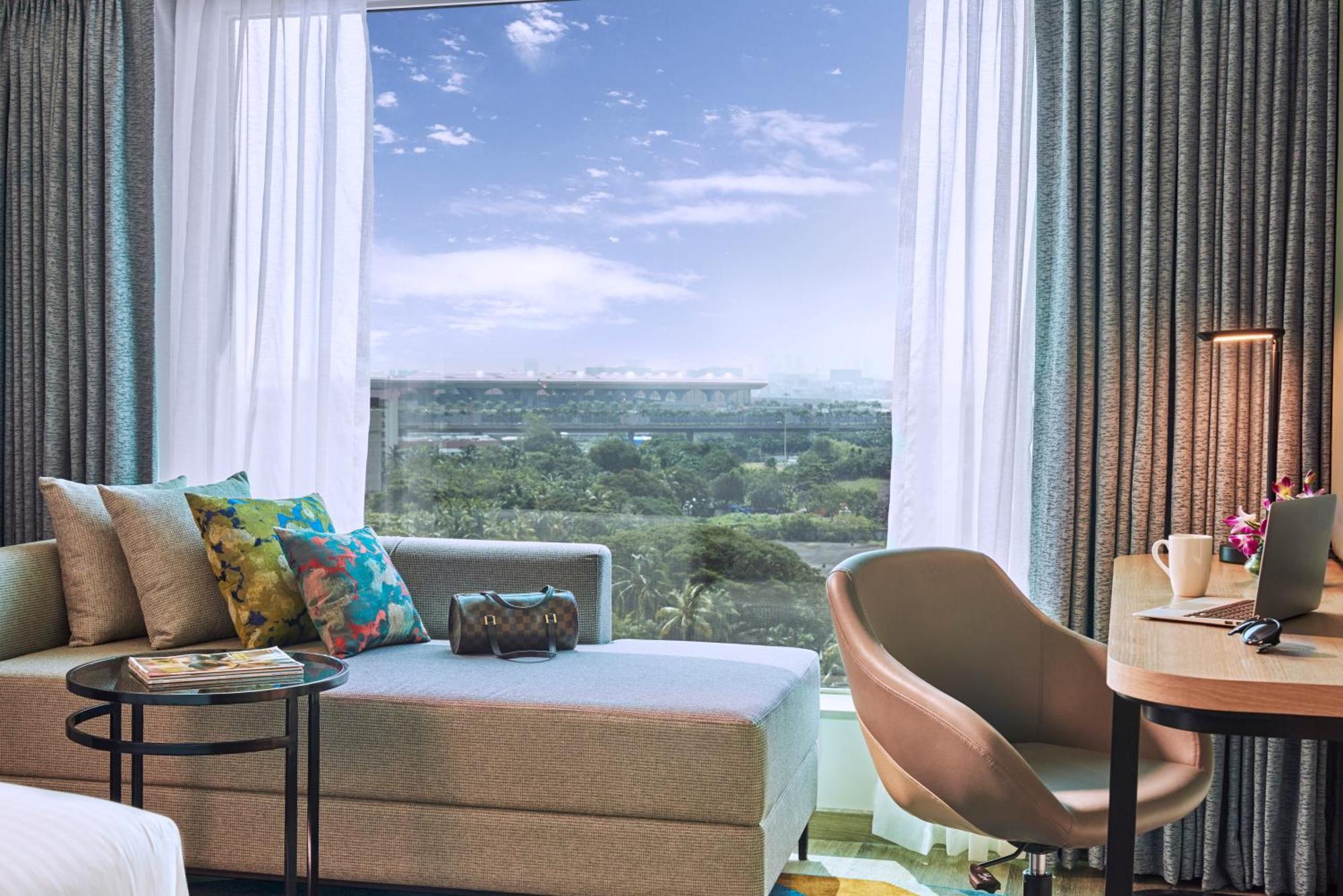 Novotel Mumbai International Airport Bagian luar foto A room at the hotel