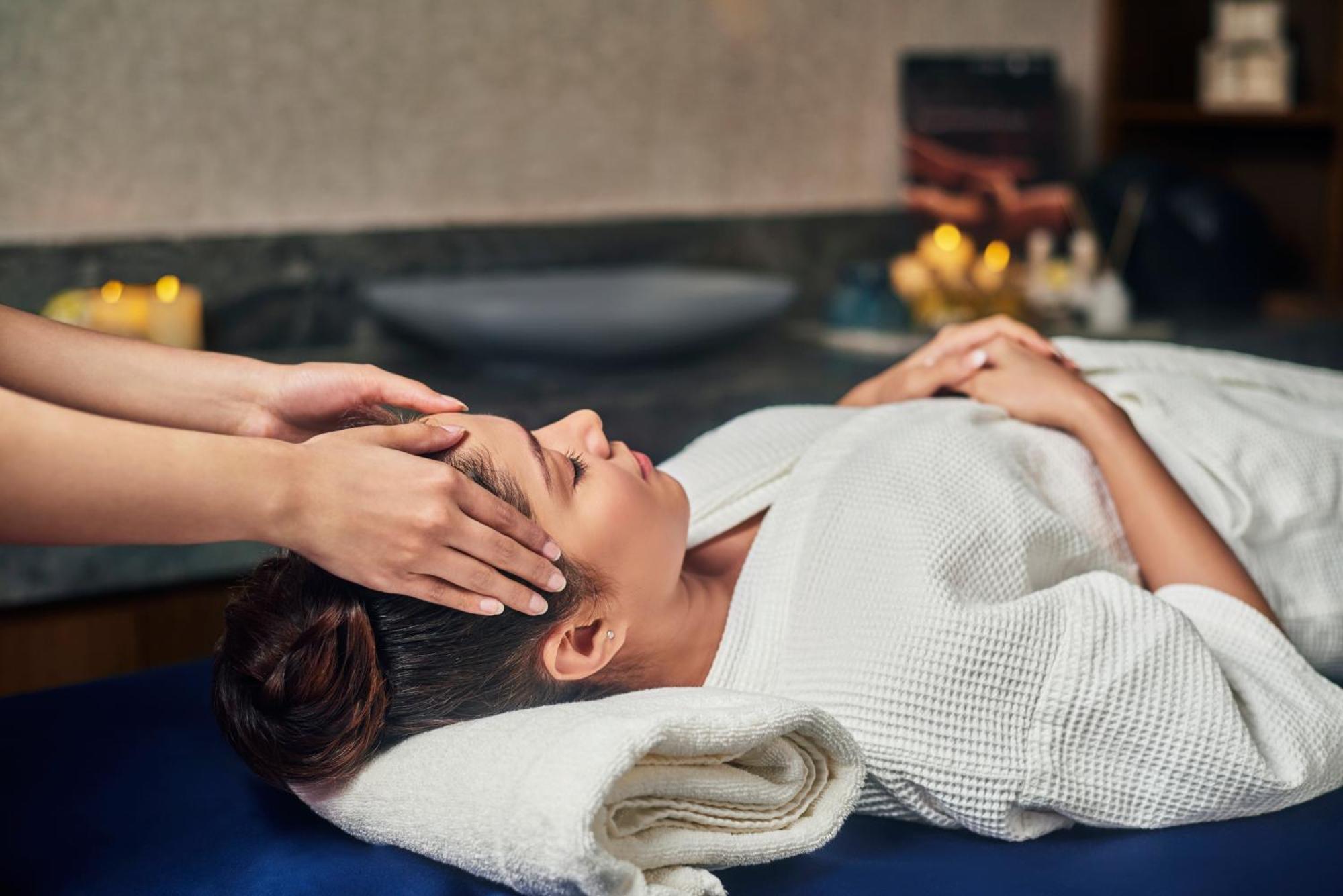 Novotel Mumbai International Airport Bagian luar foto A woman receiving a head massage