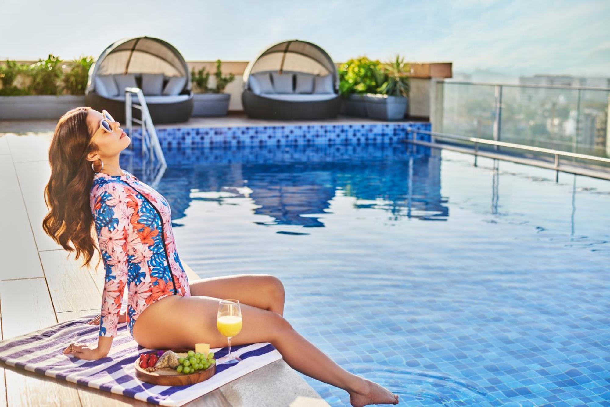 Novotel Mumbai International Airport Bagian luar foto Rooftop pool at the hotel