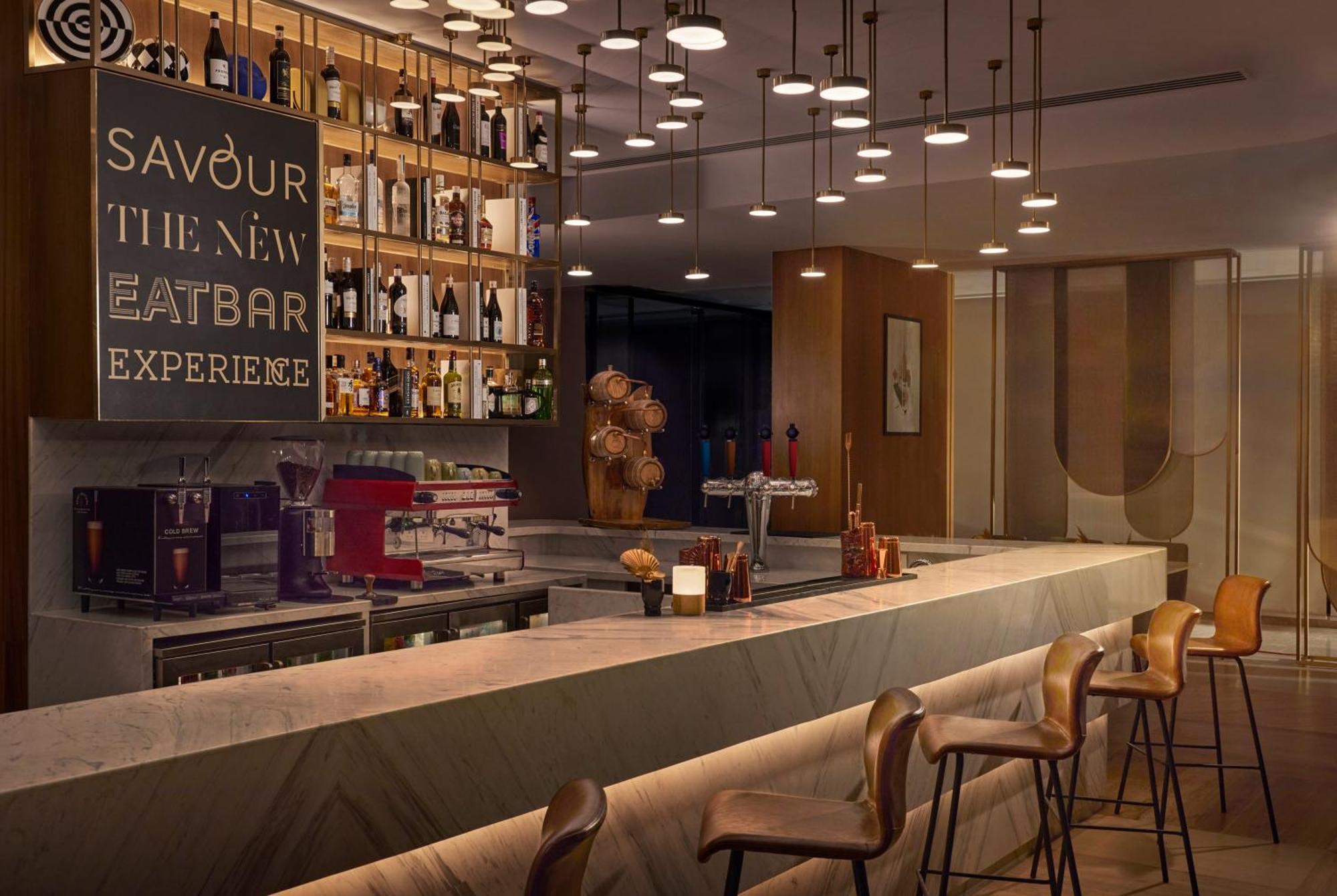 Novotel Mumbai International Airport Bagian luar foto The bar at the hotel