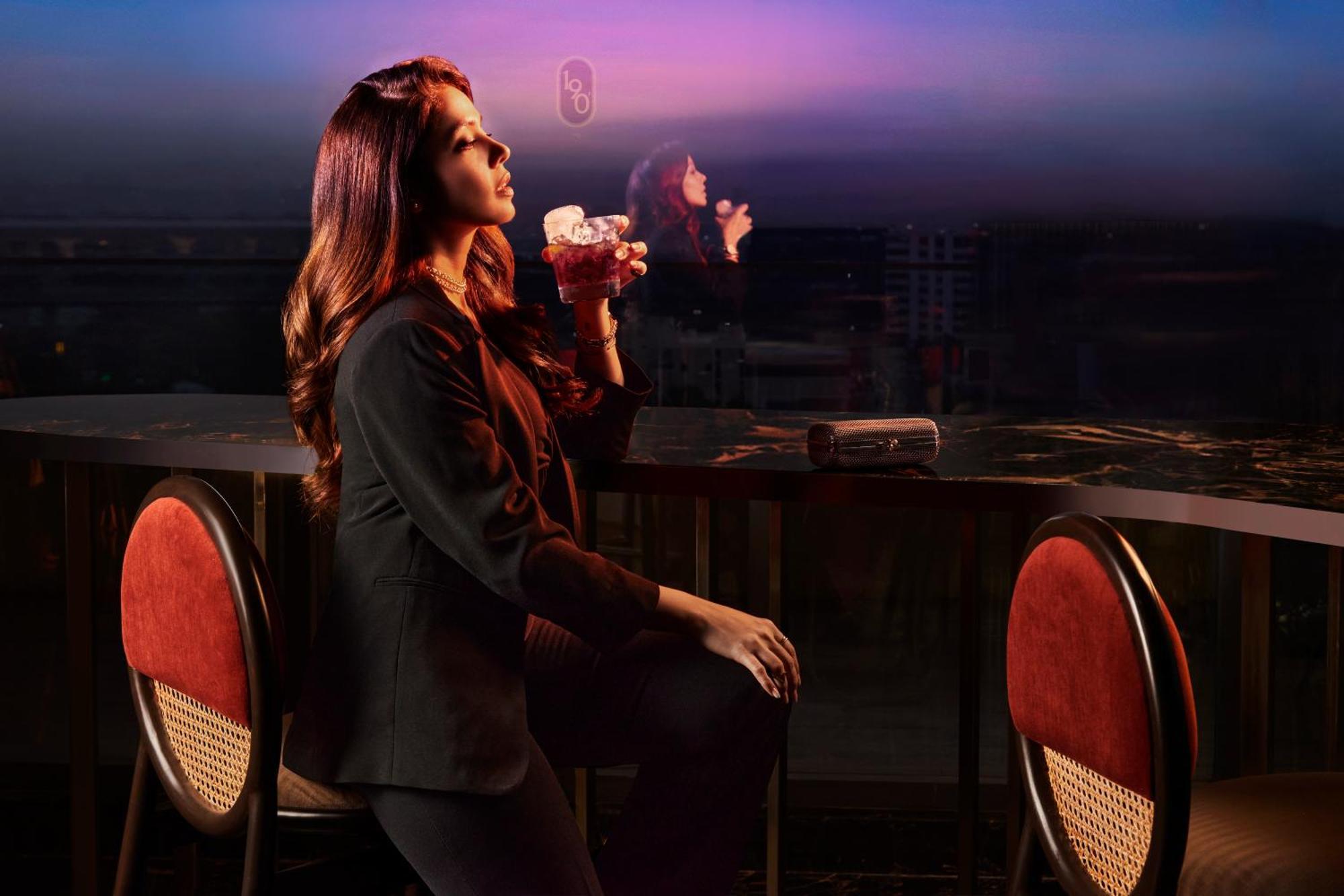 Novotel Mumbai International Airport Bagian luar foto A woman smoking hookah