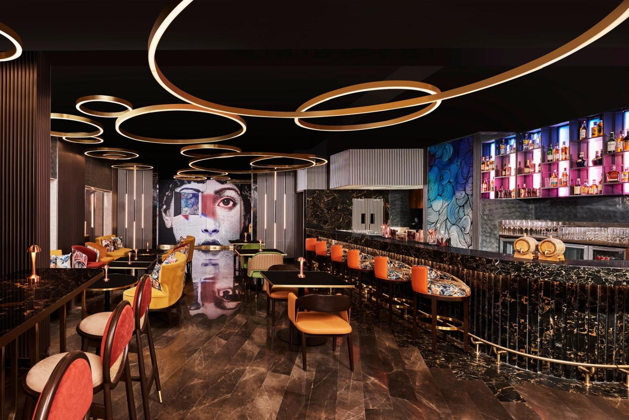 Novotel Mumbai International Airport Bagian luar foto The interior of the bar