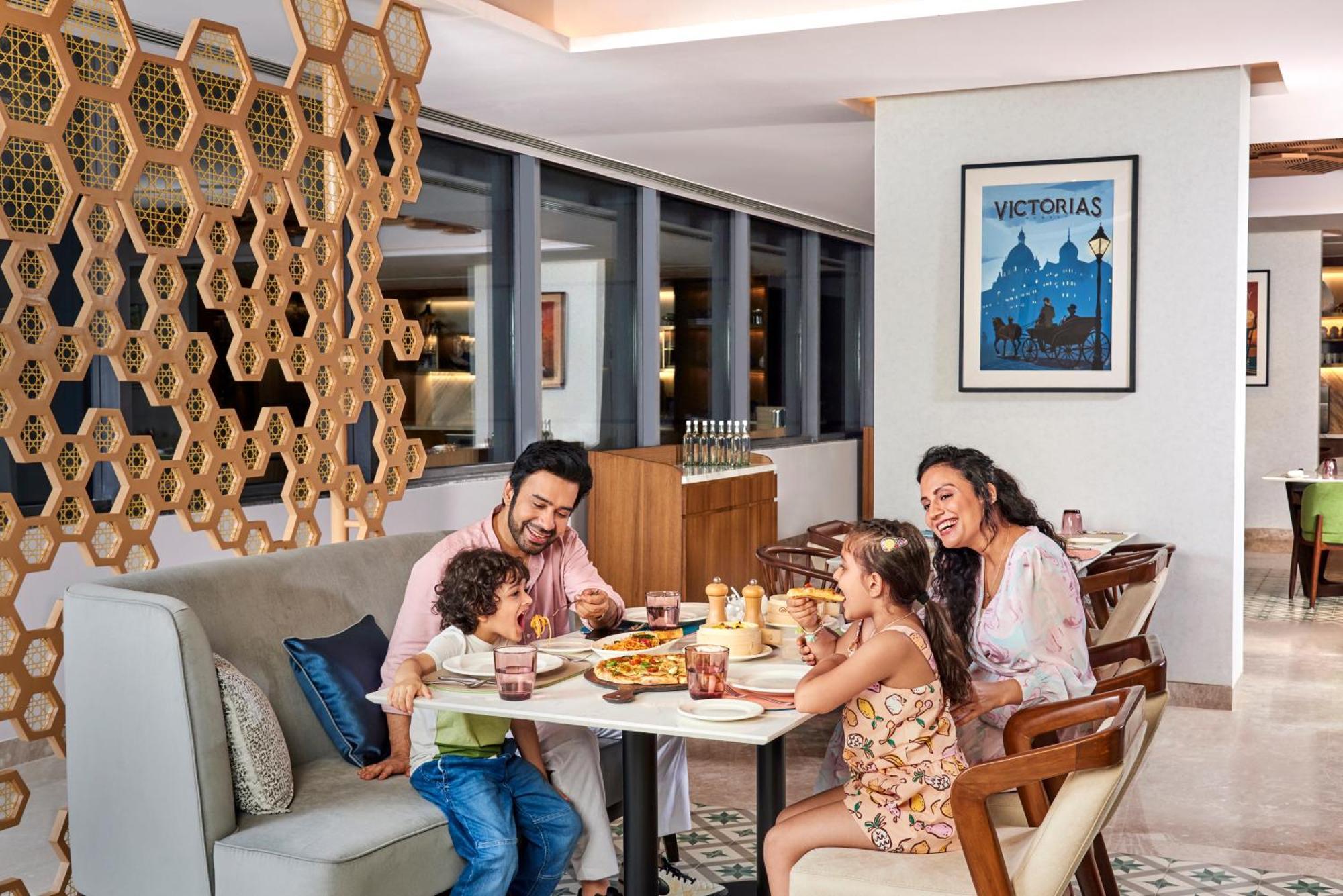 Novotel Mumbai International Airport Bagian luar foto Family dining at the hotel