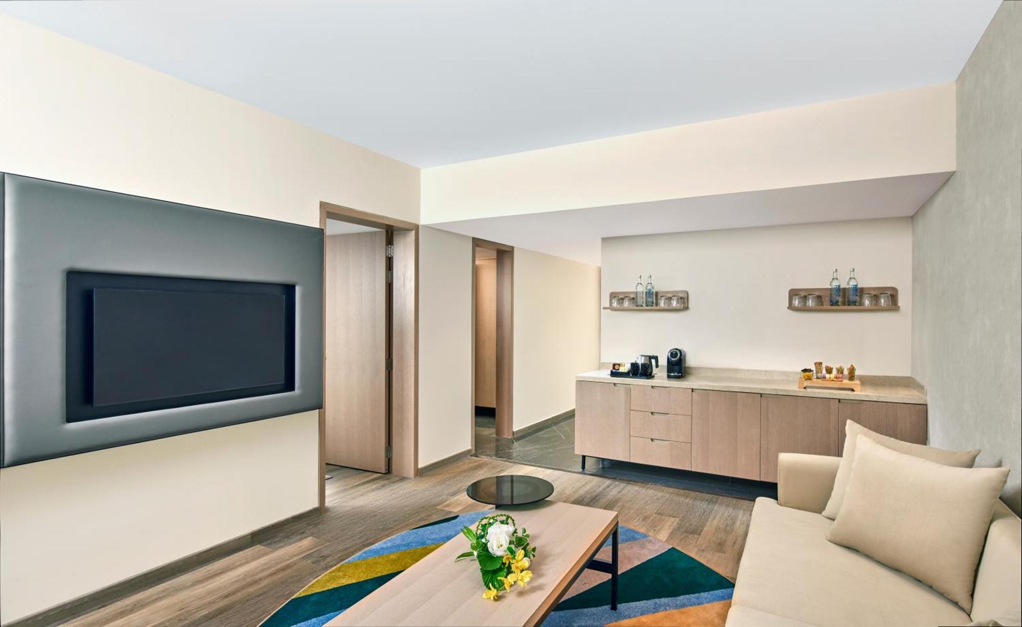 Novotel Mumbai International Airport Bagian luar foto A suite at the hotel