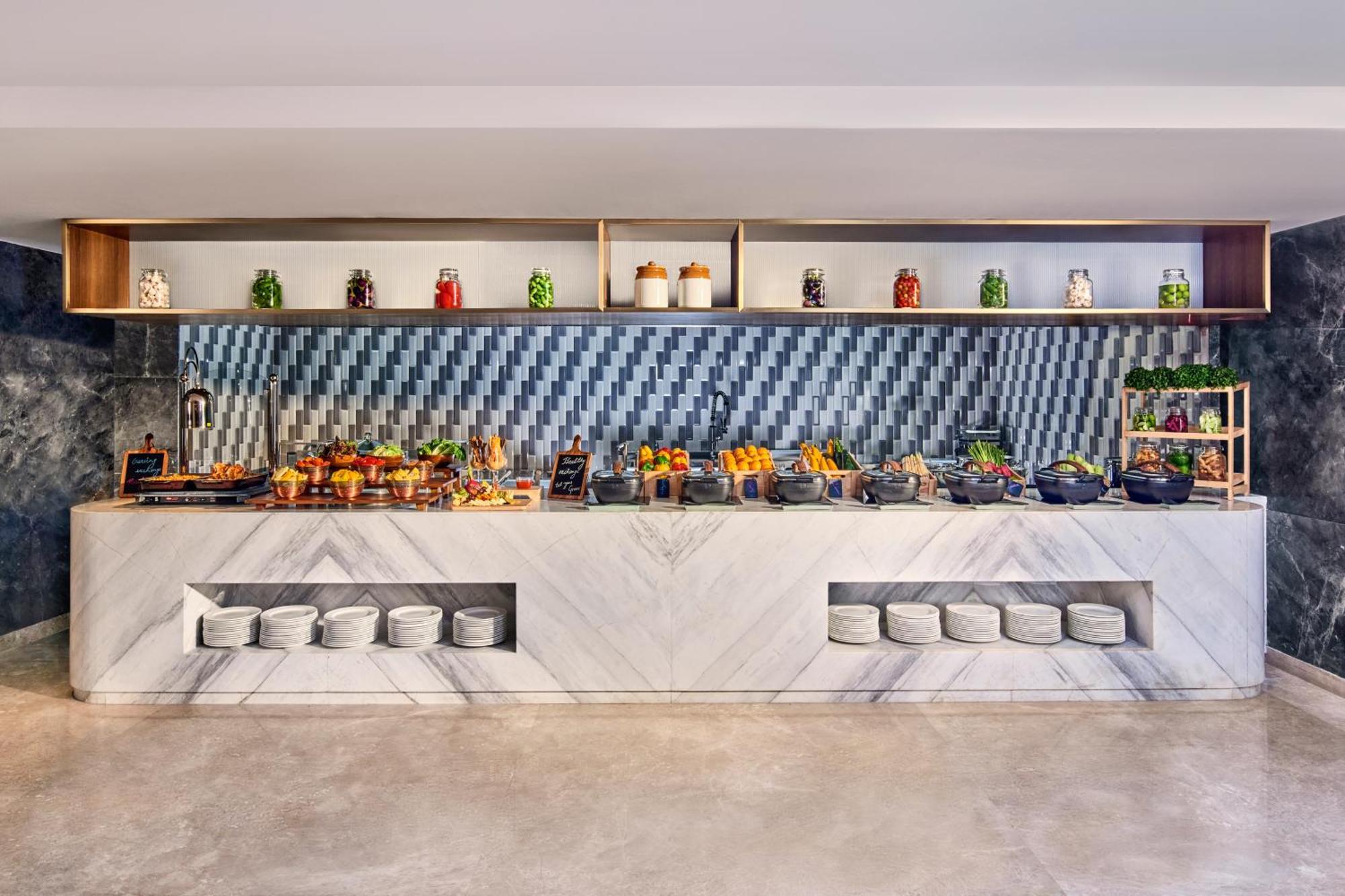 Novotel Mumbai International Airport Bagian luar foto The buffet at the hotel