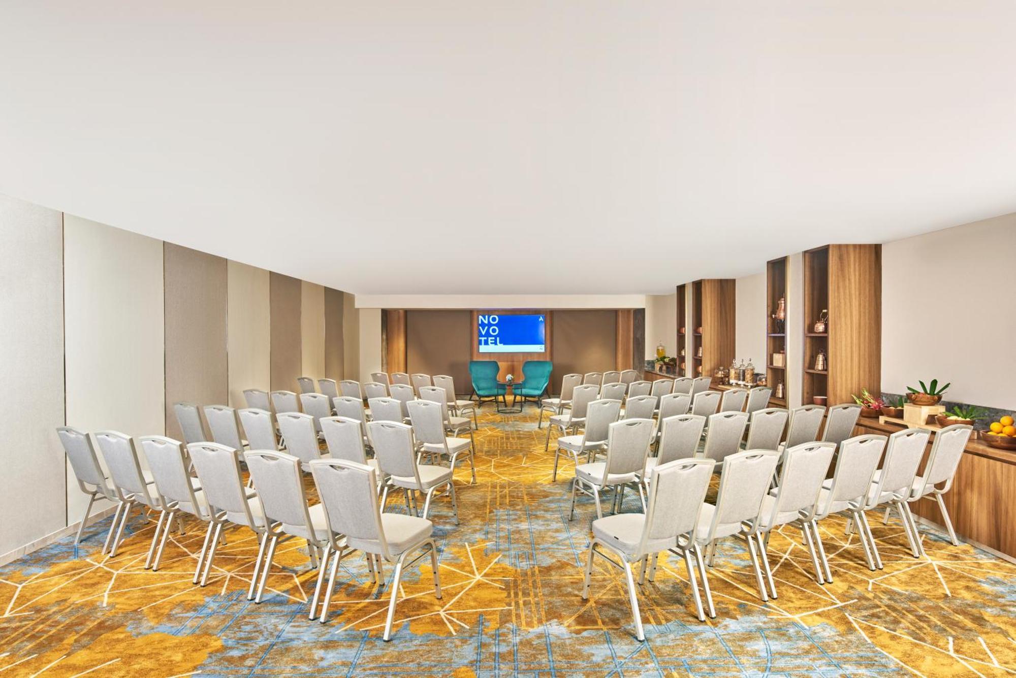 Novotel Mumbai International Airport Bagian luar foto Meeting room