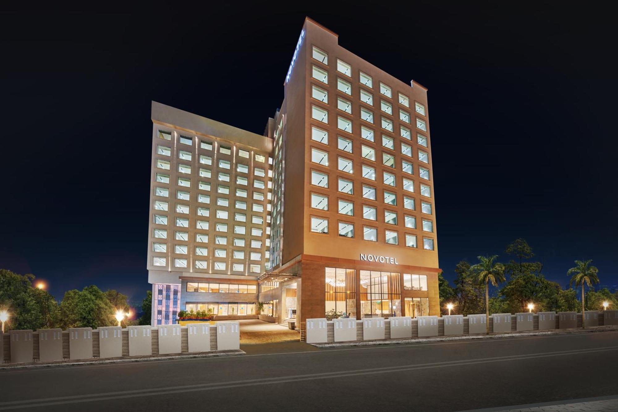 Novotel Mumbai International Airport Bagian luar foto The hotel at night
